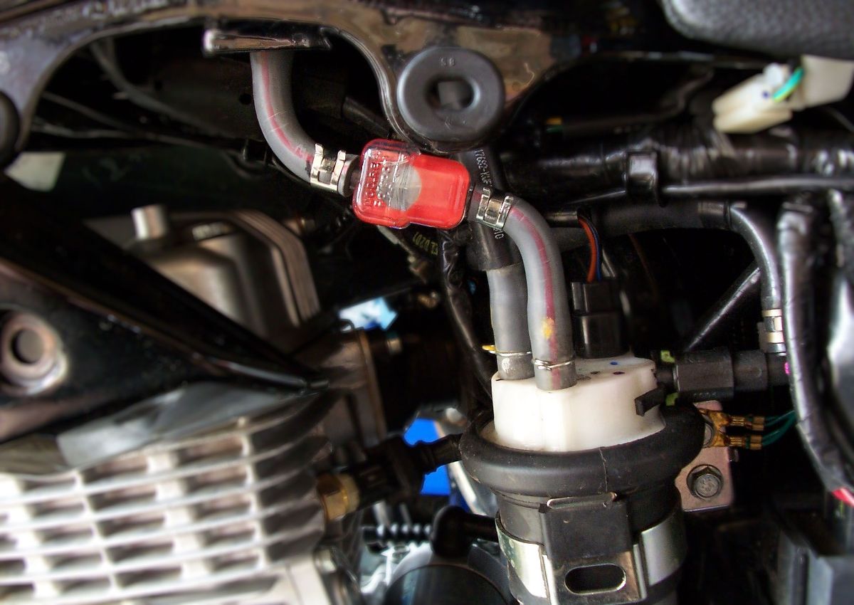 پمپ بنزین موتورسیکلت چگونه کار می‌کند؟