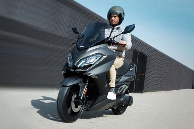 BMW بر روی موتورسیکلت های جدید خود از باتری های بهینه شده استفاده خواهد کرد